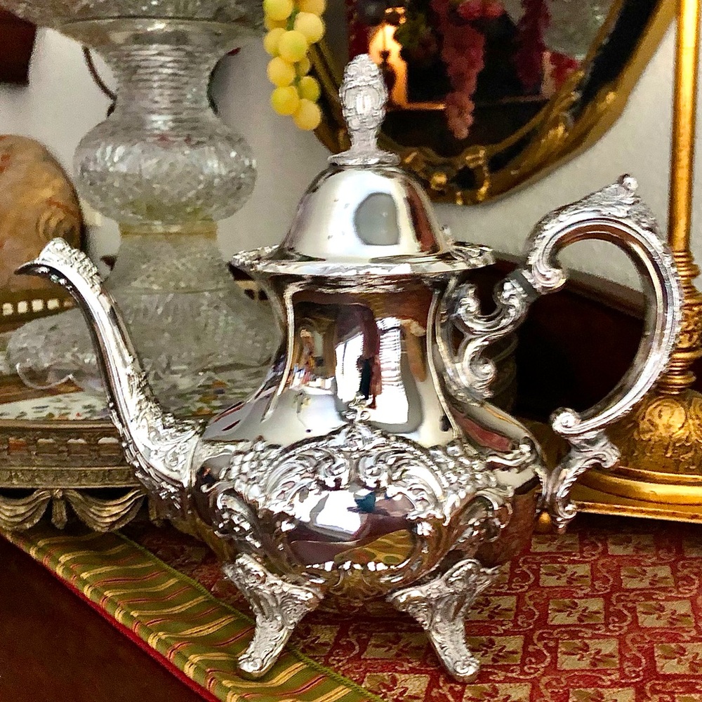 TOWLE Vintage Victorian Cameo Crest Silver Plate Teapot Hinged-lid
